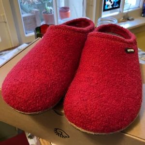 Giesswein slippers. Mens 10. Pure virgin wool. Brand New in box